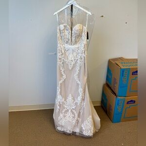 Elegant Strapless Lace Wedding Dress E169